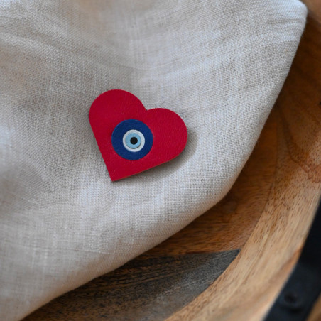 broche en cuir coeur