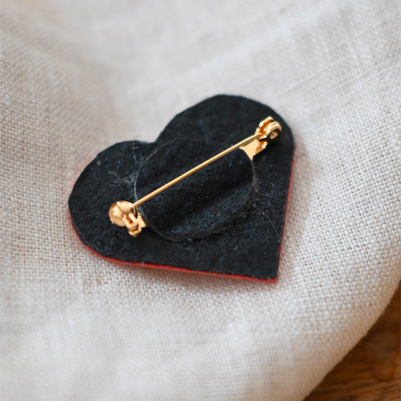 broche en cuir sécurisée
