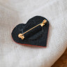 broche en cuir sécurisée