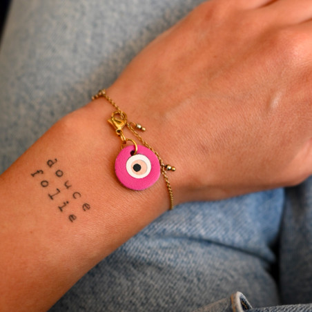 breloque en cuir rose et acier inoxydable portée sur bracelet