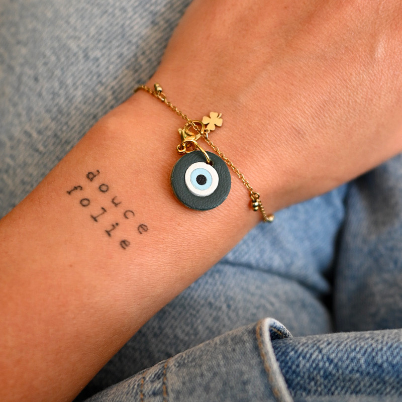 breloque en cuir vert et acier inoxydable portée sur bracelet