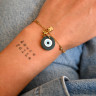 breloque en cuir vert et acier inoxydable portée sur bracelet
