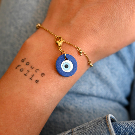 breloque en cuir bleu et acier inoxydable portée sur bracelet