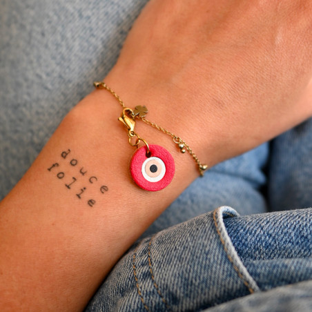 breloque en cuir rouge et acier inoxydable portée sur bracelet