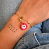 breloque en cuir rouge et acier inoxydable portée sur bracelet