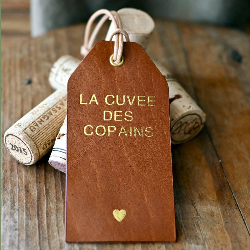 etiquette en cuir pour bouteille de vin gravure à chaud dorure vivre la cuvée des copains