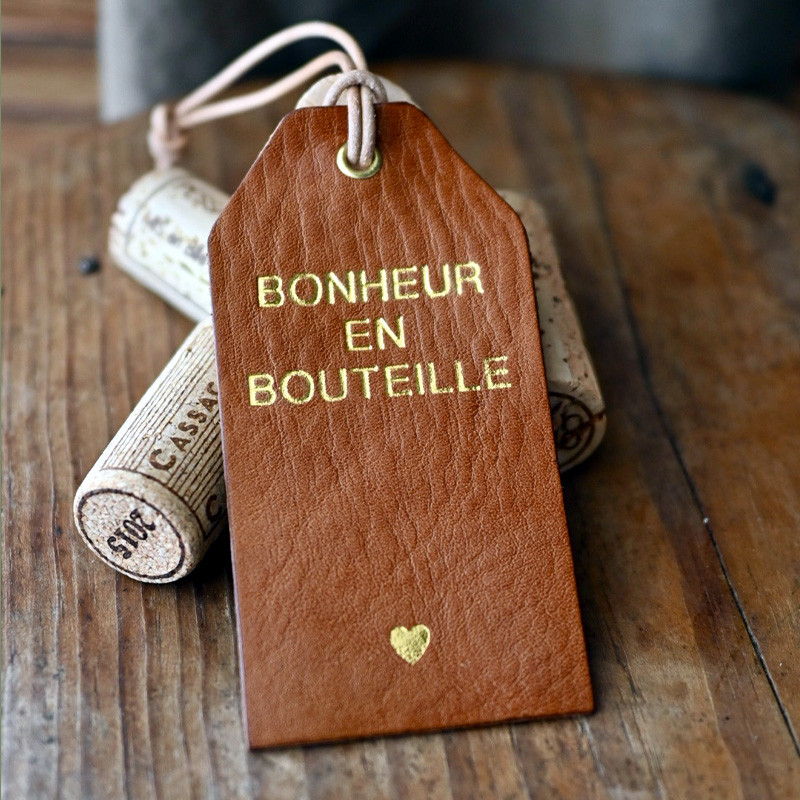 etiquette en cuir pour bouteille de vin gravure à chaud dorure vivre bonheur en bouteille