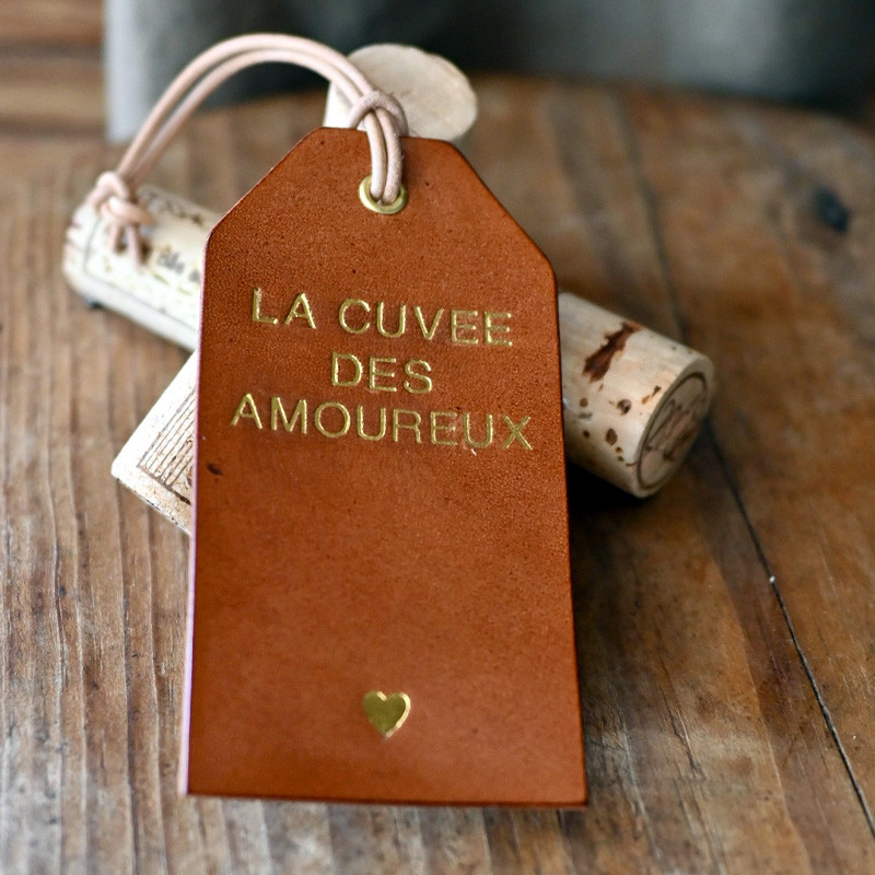 etiquette en cuir pour bouteille de vin gravure à chaud dorure vivre la cuvée des amoureux