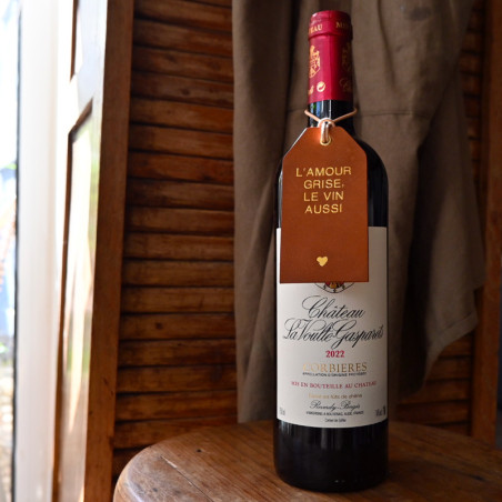 etiquette en cuir sur bouteille de vin, gravé à chaud avec dorure, l'amour grise, le vin aussi