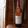 etiquette en cuir sur bouteille de vin, gravé à chaud avec dorure, l'amour grise, le vin aussi