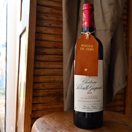 etiquette en cuir sur bouteille de vin, gravé à chaud avec dorure, noces de cuir