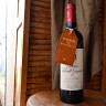 etiquette en cuir sur bouteille de vin, gravé à chaud avec dorure, bonheur en bouteille