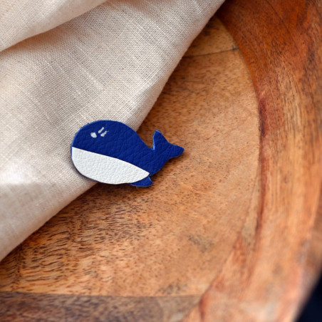 broche en cuir en forme de baleine