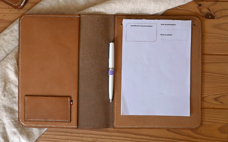 porte ordonnance en cuir pour professionnels de santé